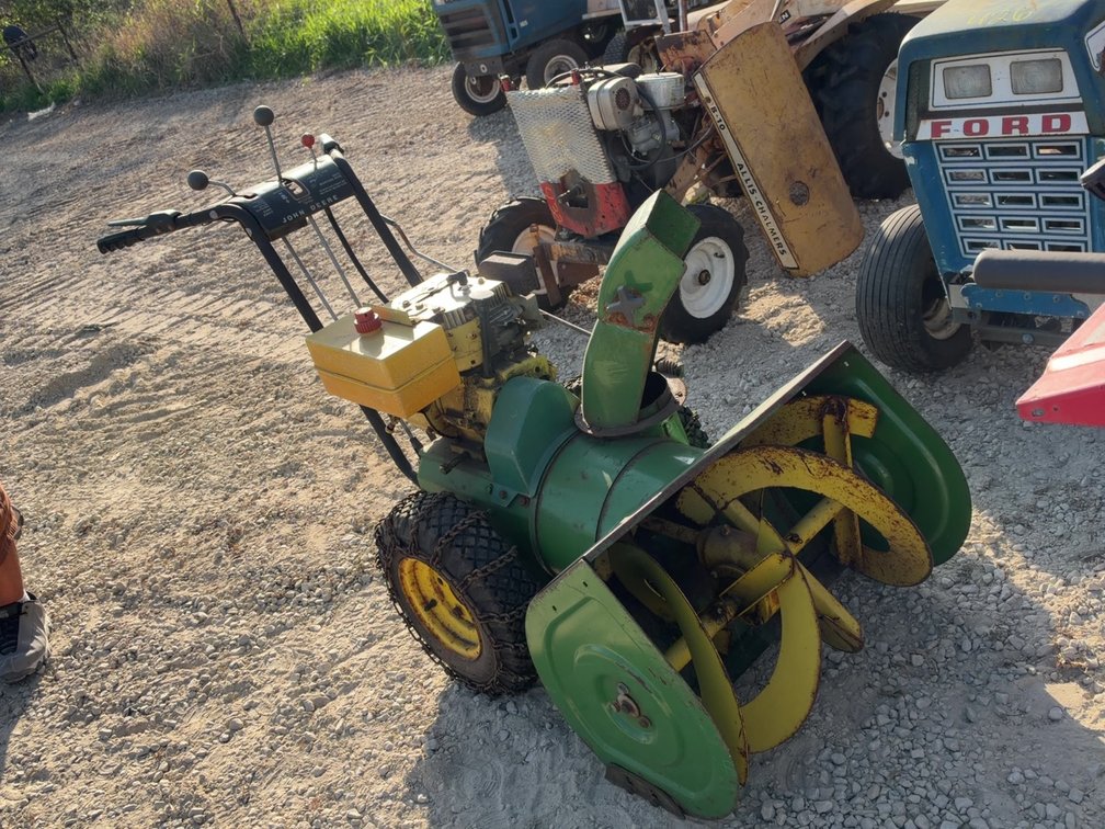 JOHN DEERE 826 SNOW BLOWER 26”