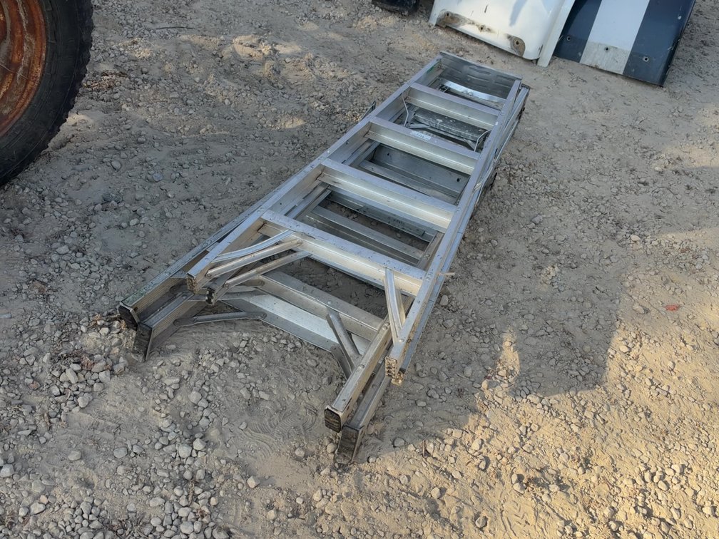 5’ AND 6’ ALUMINUM LADDERS
