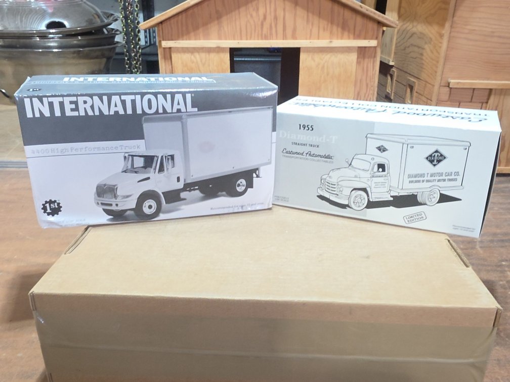 2- TRUCKS  INTERNATIONAL440 & DIAMOND T