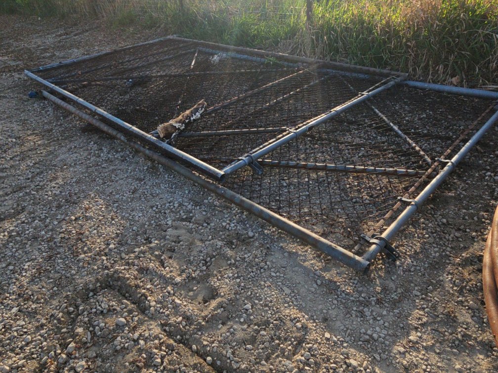 13.5' CHAIN LINK FENCE PANEL W/13.5' GAR