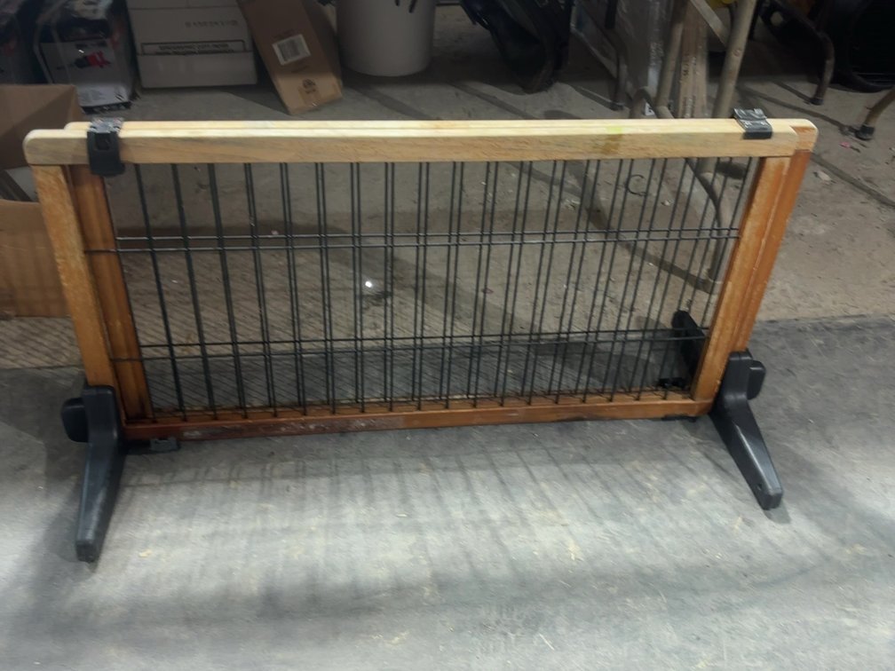 ADJUSTABLE PET GATE