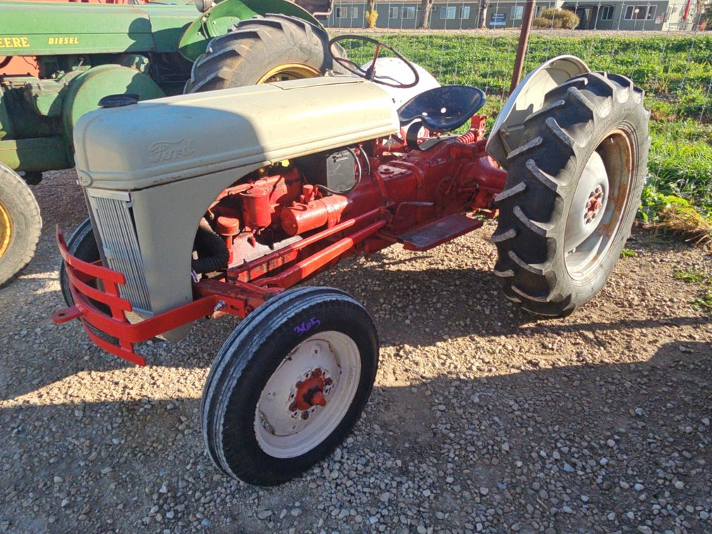 FORD 8N TRACTOR - RUNS & DRIVES