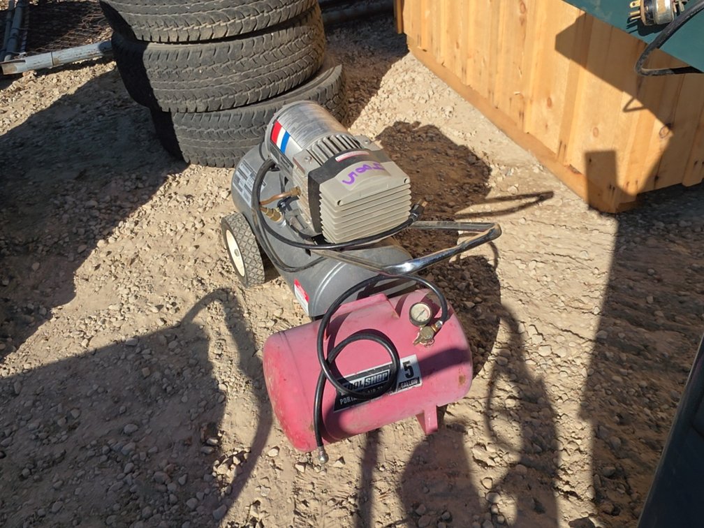 CAMBELL-HAUSFIELD 7.5 GALLON AIR COMPRESSOR