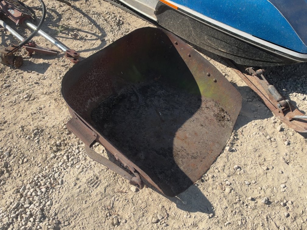 DIRT SCOOP 34"X33"X10"DEEP
