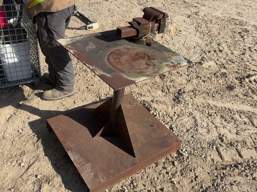 STAND W/ 6" VISE