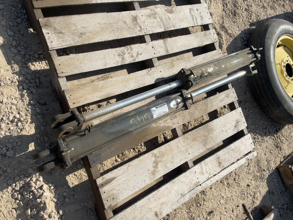 PAIR HYDRAULIC CYLINDERS