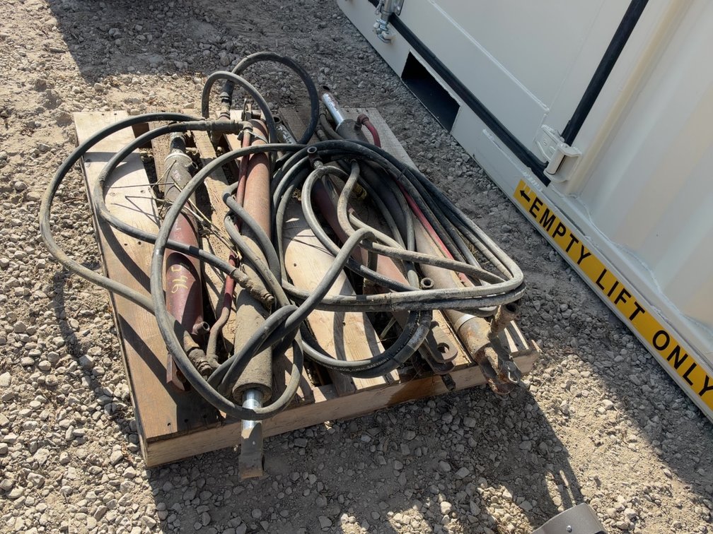 (4) HYDRAULIC CYLINDERS W/ HOSE OFF A LOADER