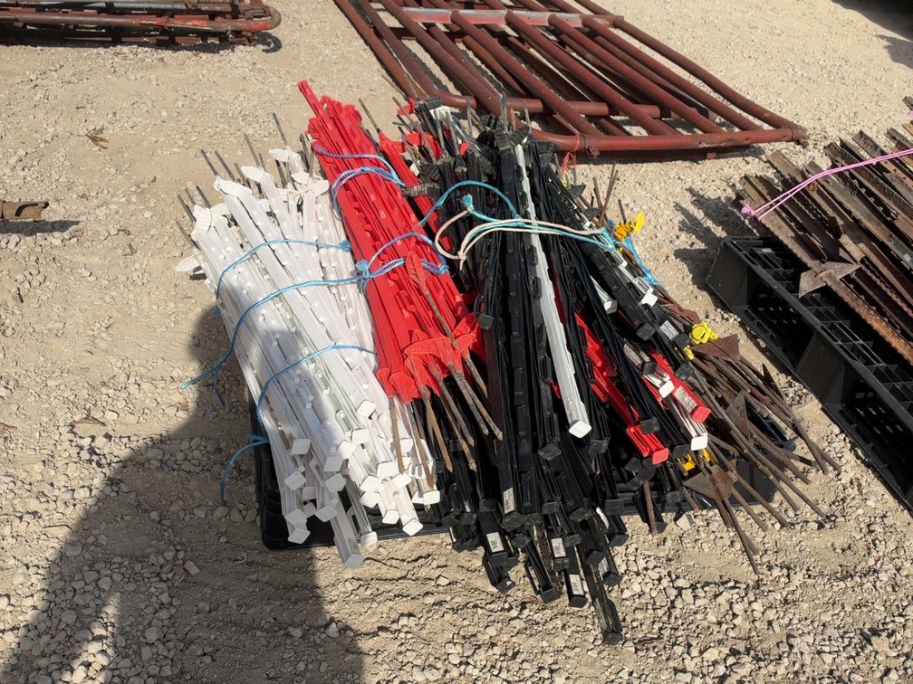 (48) METAL ELECTRIC FENCE POSTS