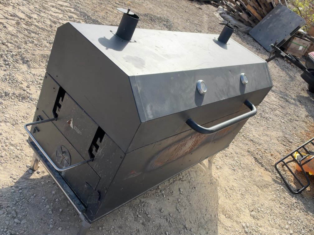 GRILL W/ CASTERS (CASTERS ARE INSIDE)
