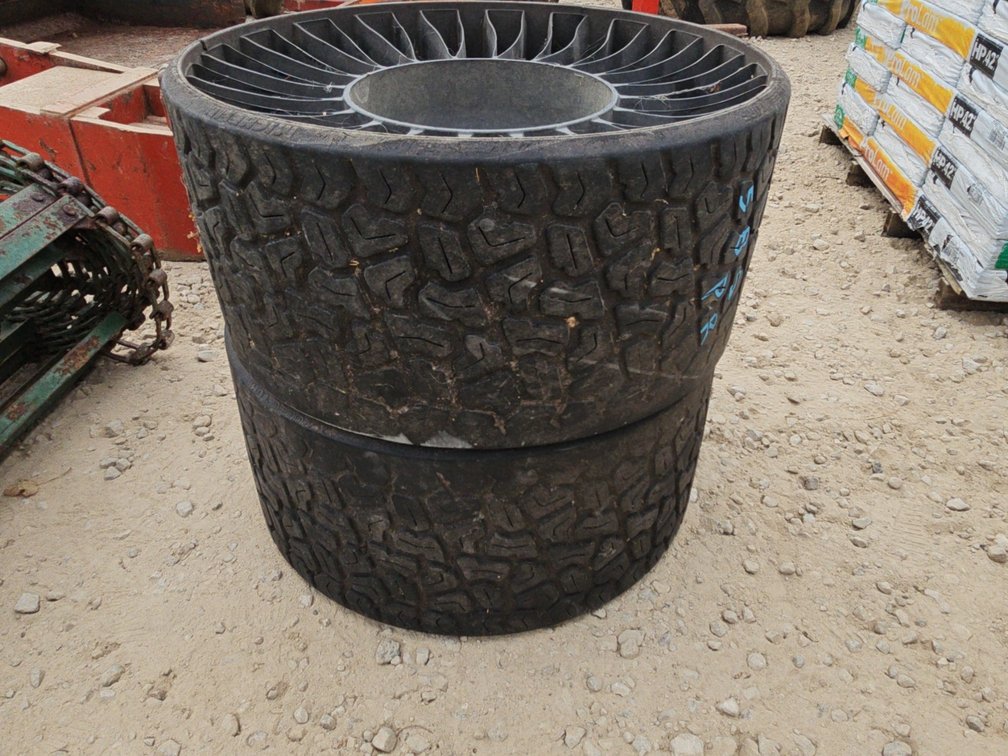 PAIR OF MISSION WHEELS OFF 2950R ZERO TURN