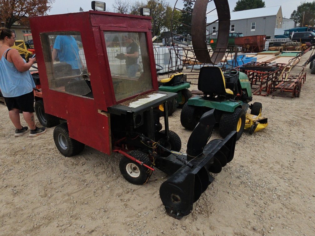 SIMPLICITY GARDEN TRACTOR W/ SNOW BLOWER