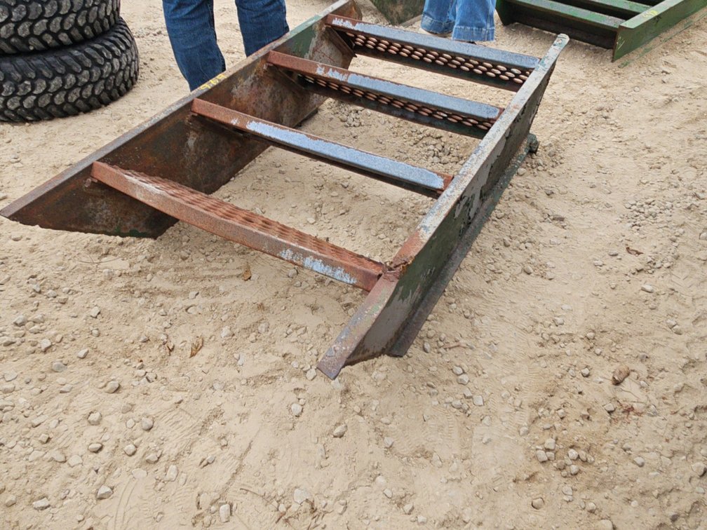 METAL STEPS - APPROX 33"x4'