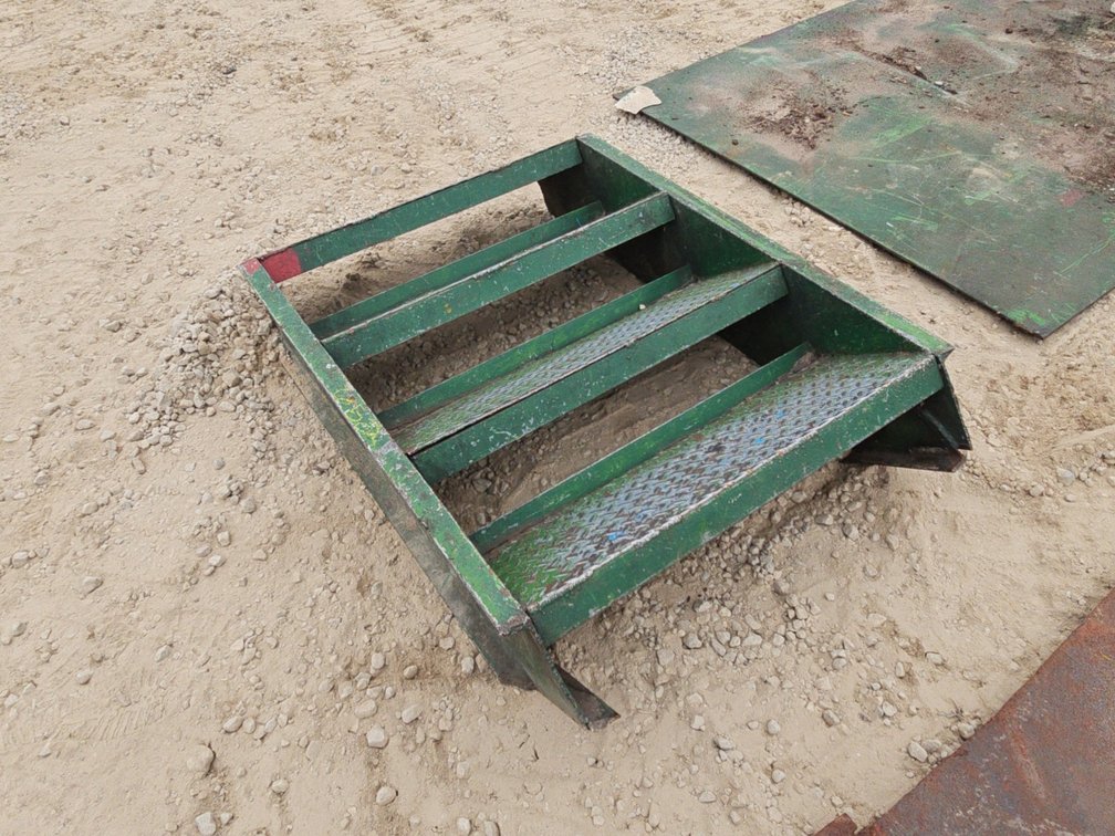 METAL STEPS - APPROX. 3'X32"
