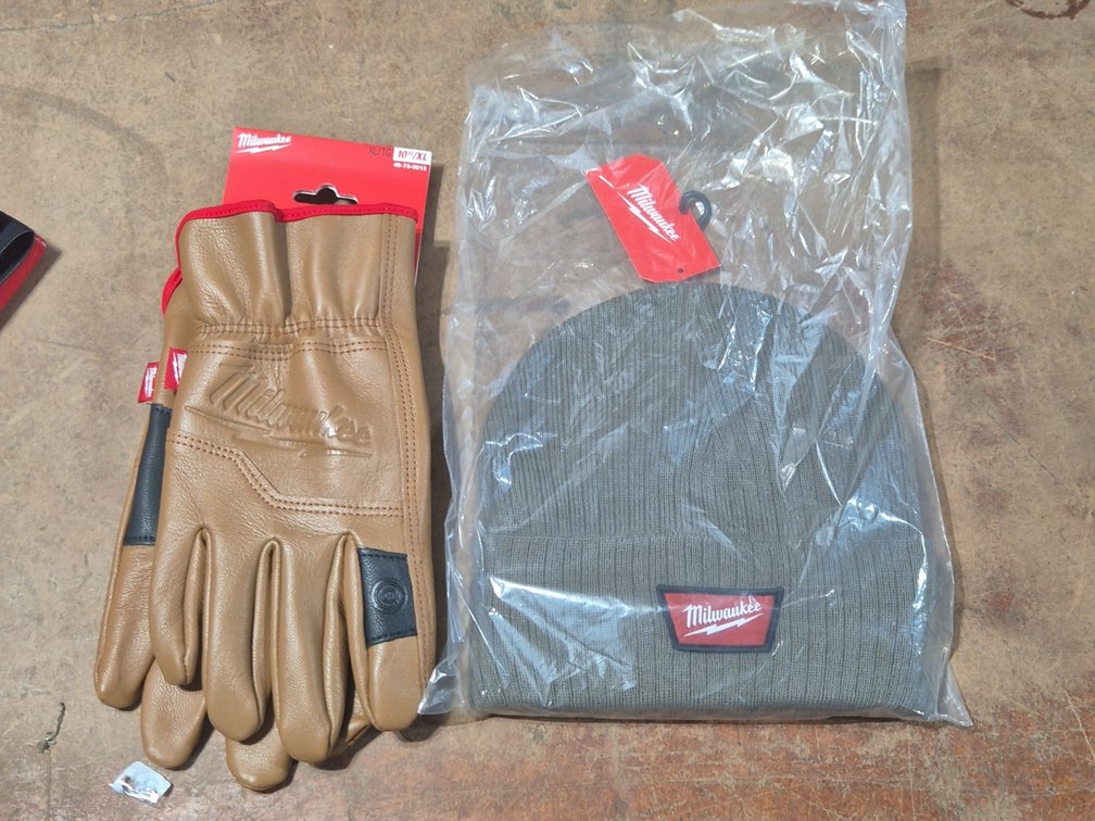 NEW MILWAUKEE HAT AND GLOVES