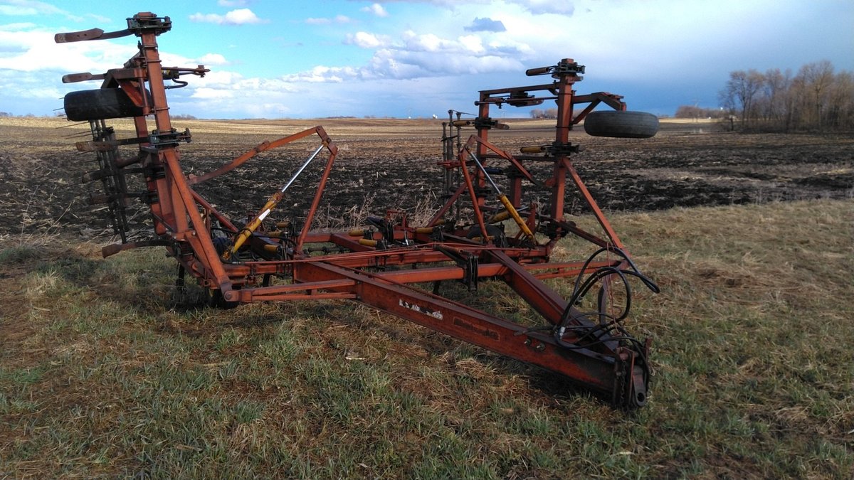 *OFFSITE* 24' MORRIS CHISEL PLOW *LOCATED HOWARD LAKE