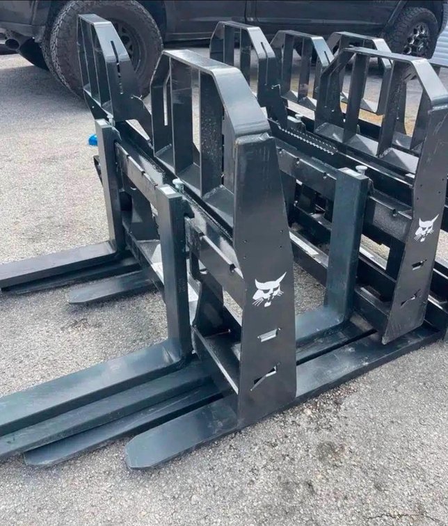 *OFFSITE* (1) SET BOBCAT OEM PALLET FORKS *LOCATED HASTINGS, MN