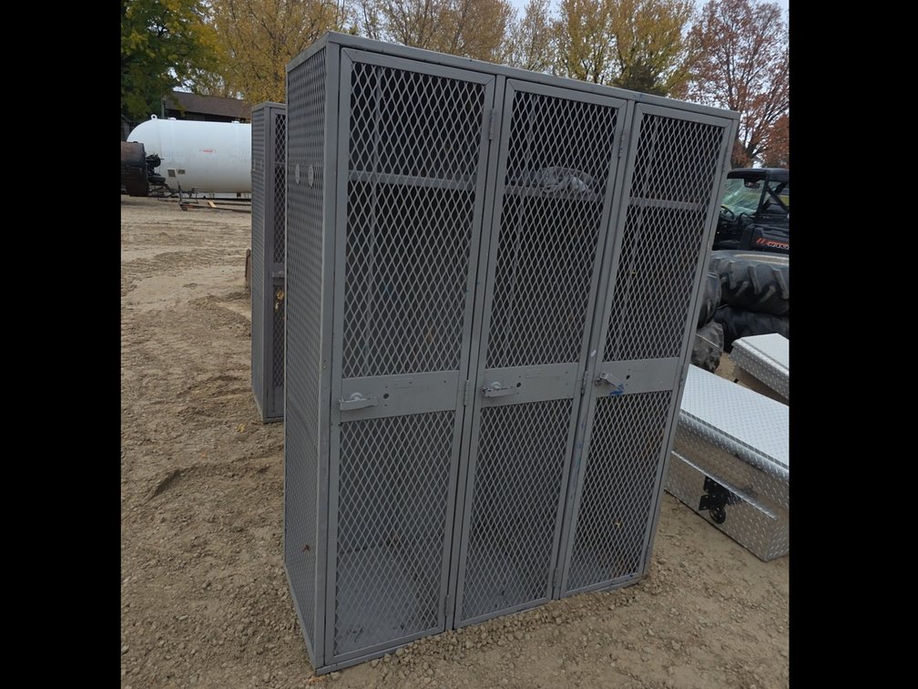 (1) HEAVY DUTY LOCKER SECTION - 3 SECTION