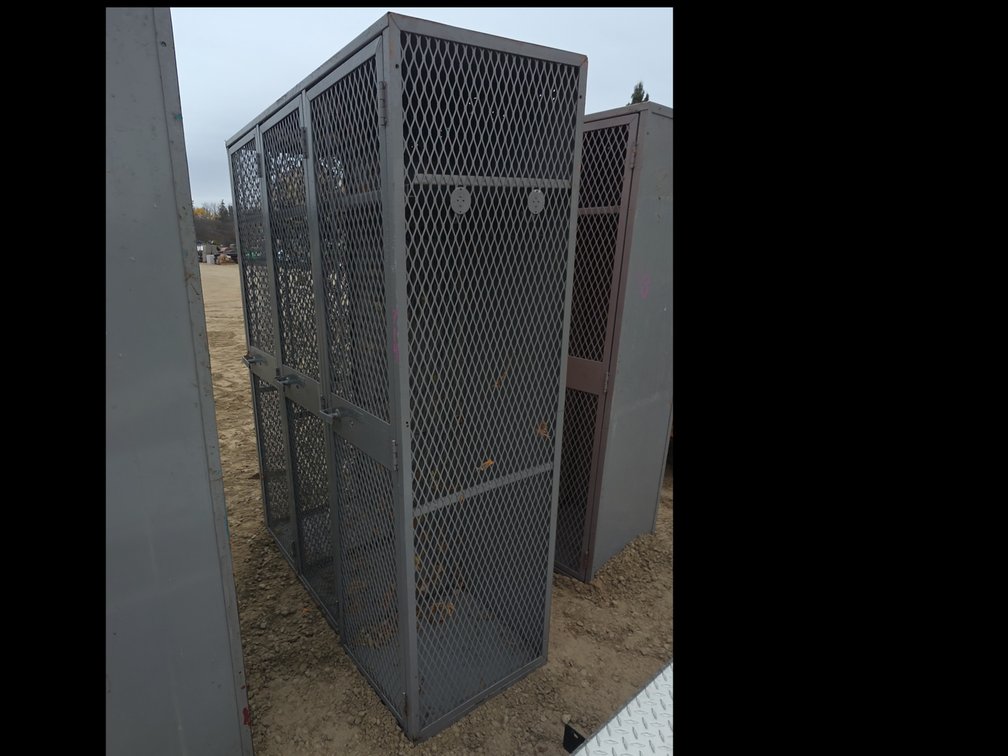 (1) HEAVY DUTY LOCKER SECTION - 3 SECTION