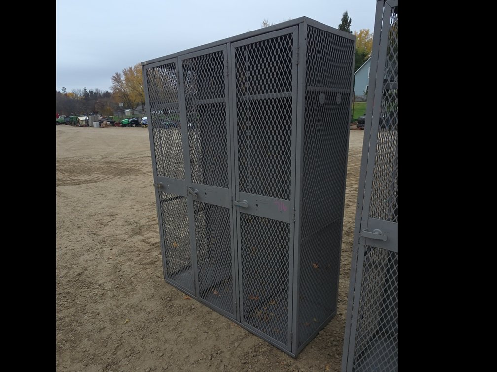 (1) HEAVY DUTY LOCKER SECTION - 3 SECTION