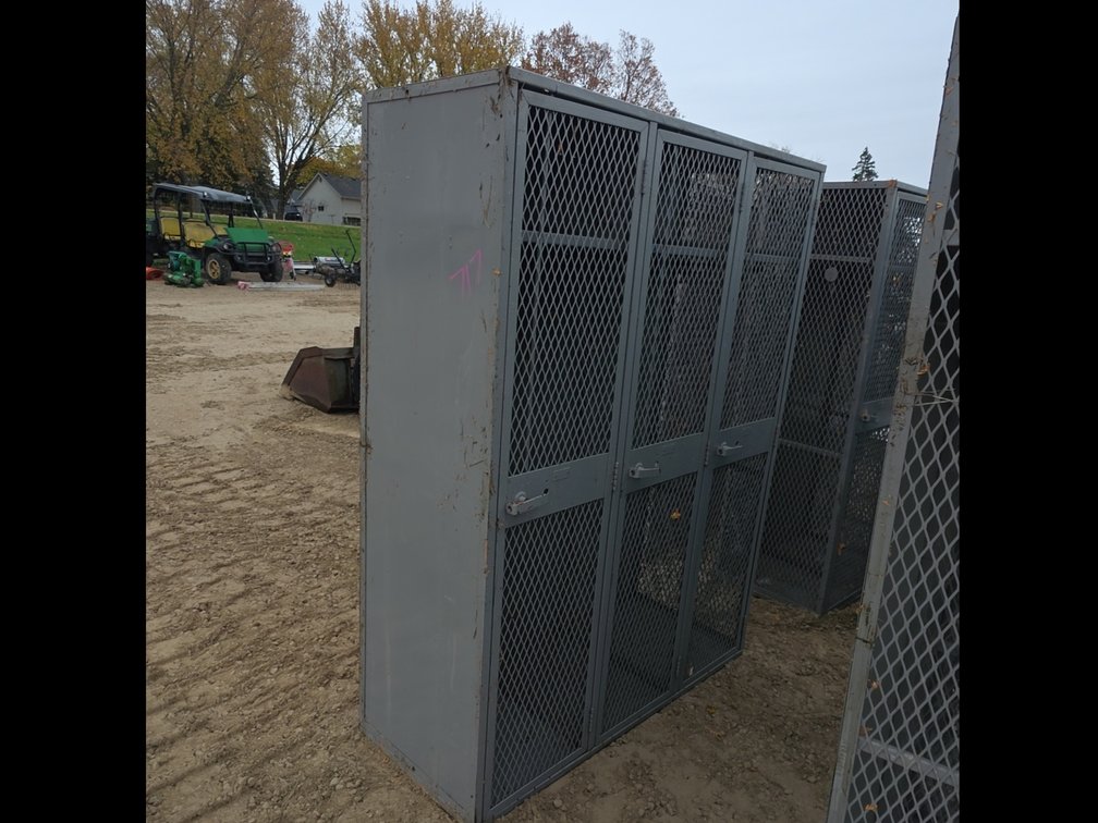 (1) HEAVY DUTY LOCKER SECTION - 3 SECTION
