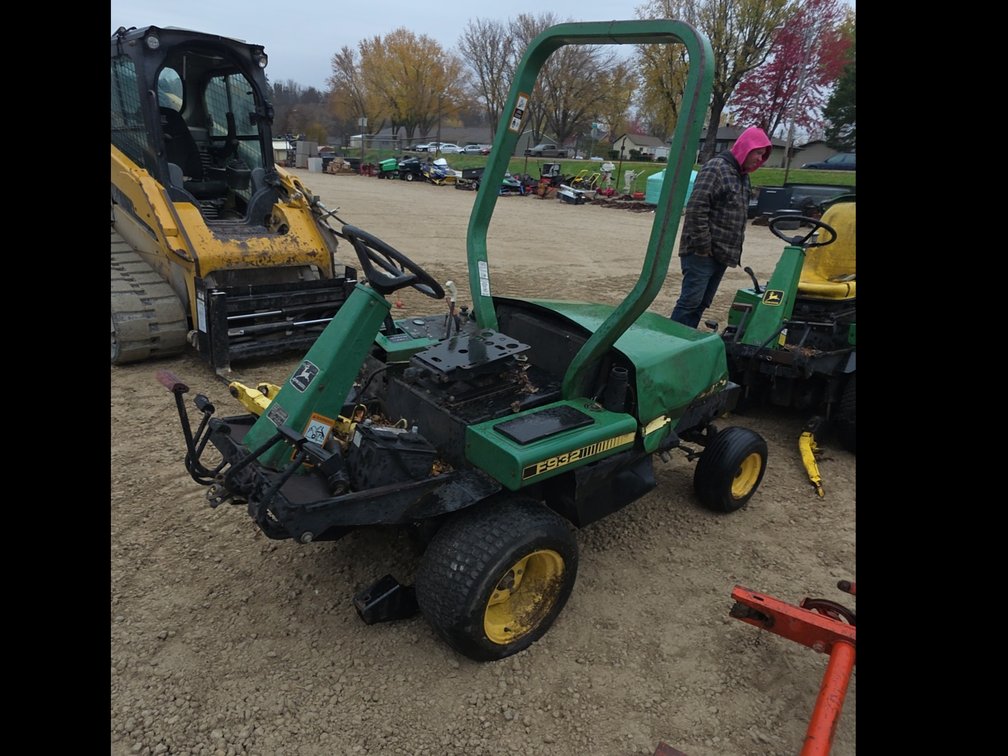 JOHN DEERE F932 RIDING LAWN TRACTOR