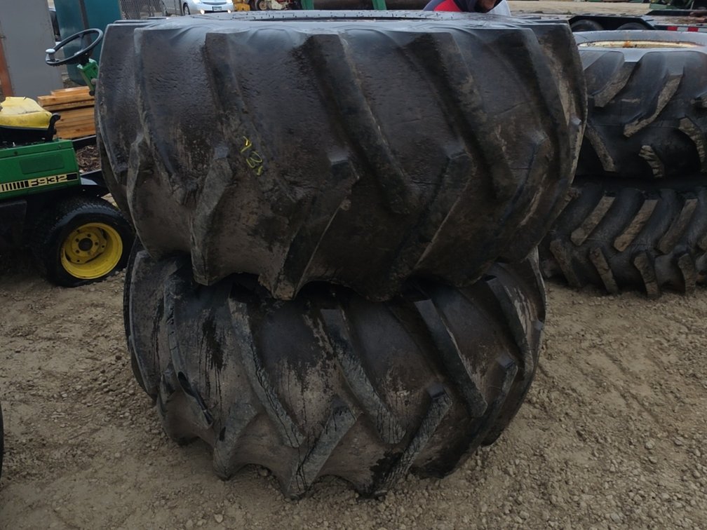 PAIR 28L - 26 TIRES ON RIMS