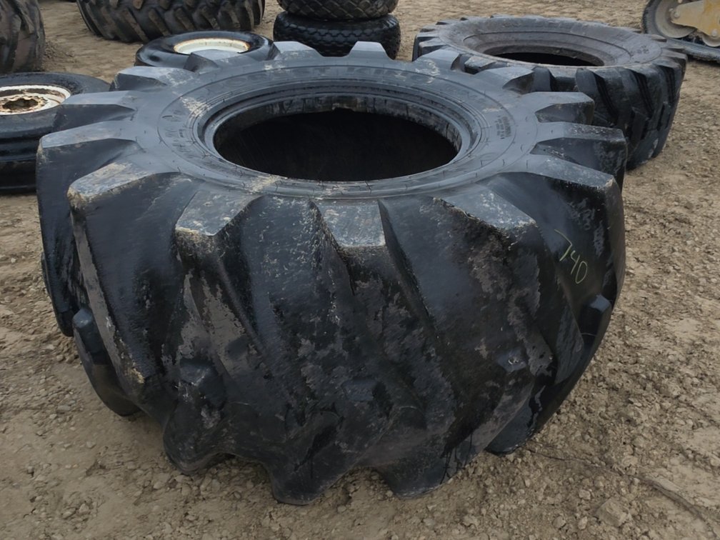 (1) 28L -26 TIRE