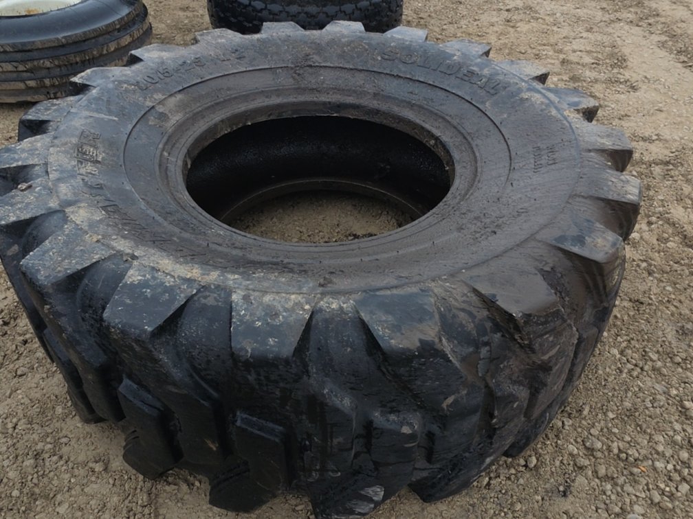 (1) 20.5-25 TIRE