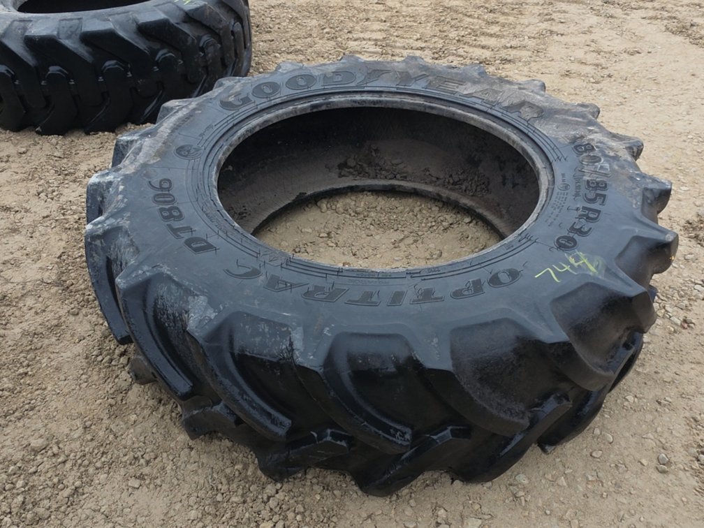 (1) 380/85R30 TIRE
