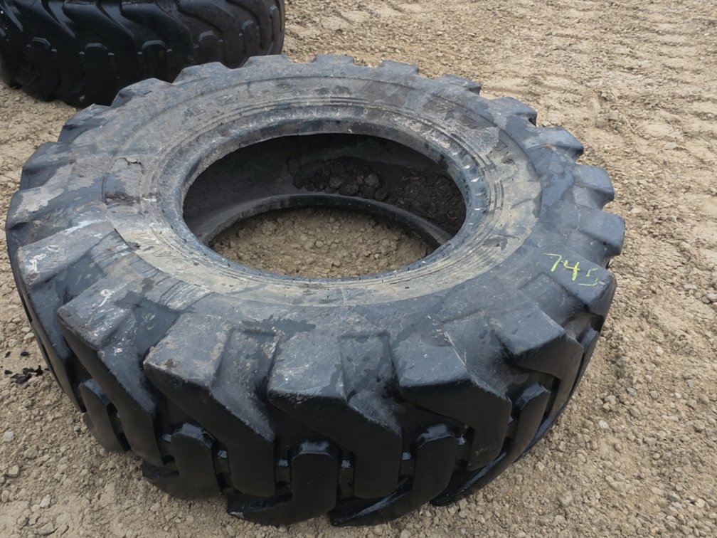 (1) 17.5-25 TIRE