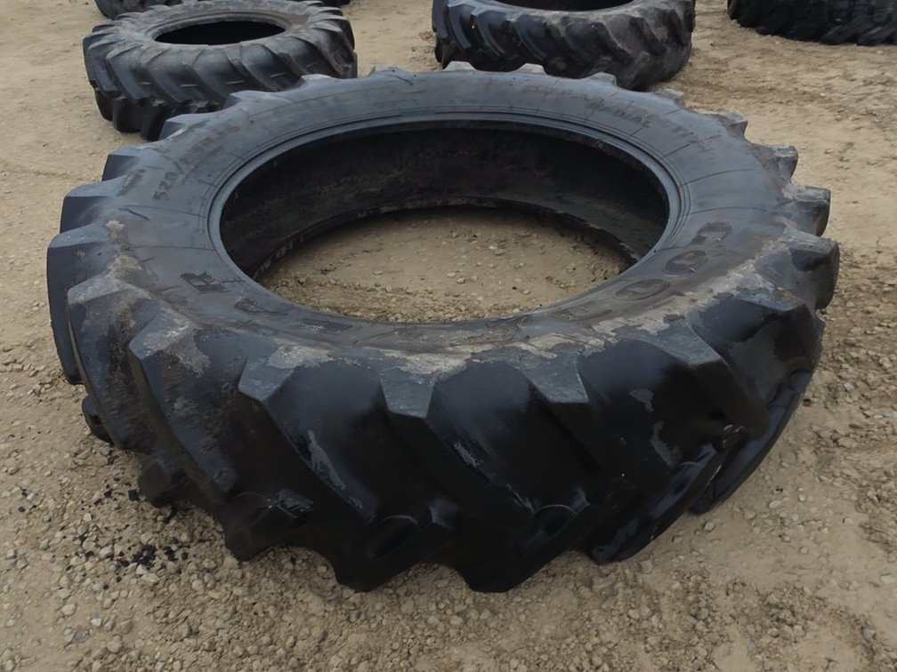 (1) 520/85 R46 TIRE