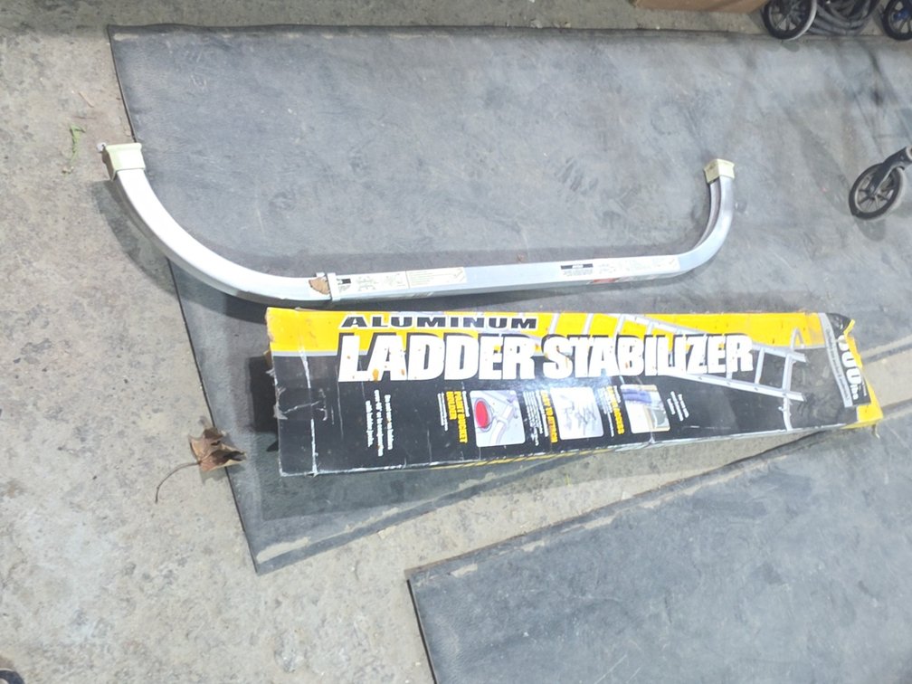 ALUMINUM LADDER STABILIZER