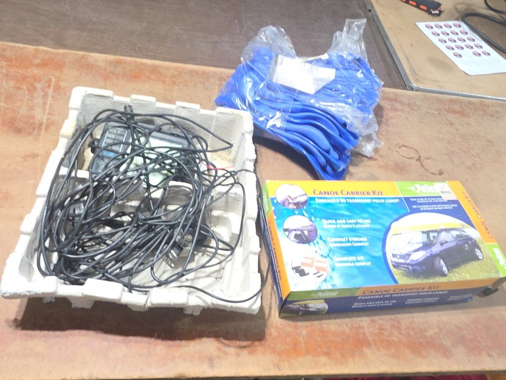 LOWRANCE, CANOE CARRIER KIT AND SUZE LARGE GLOVES