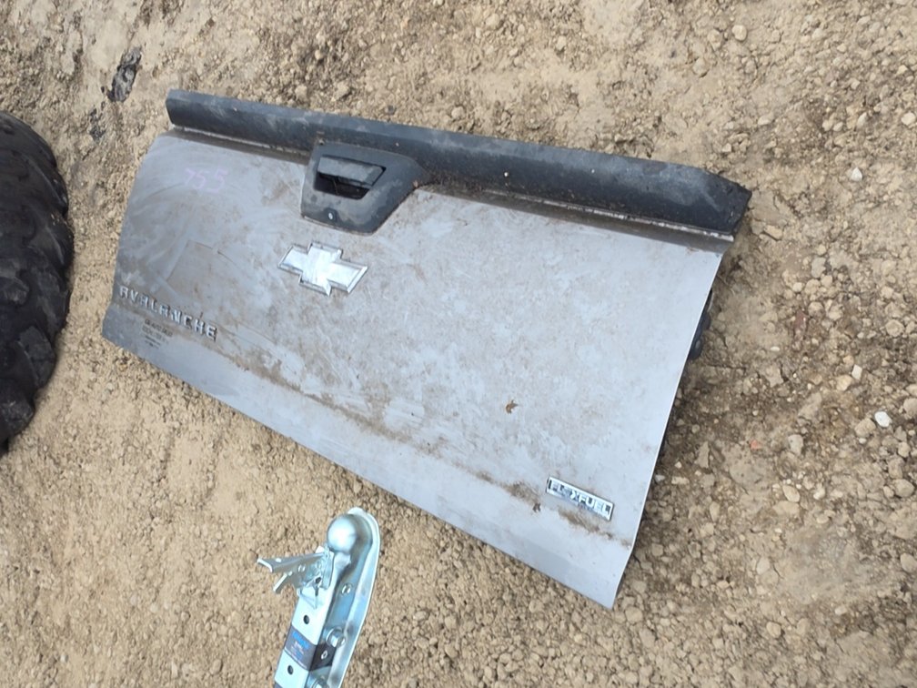 08 AVALANCHE TAILGATE W/ REVERSE CAMERA