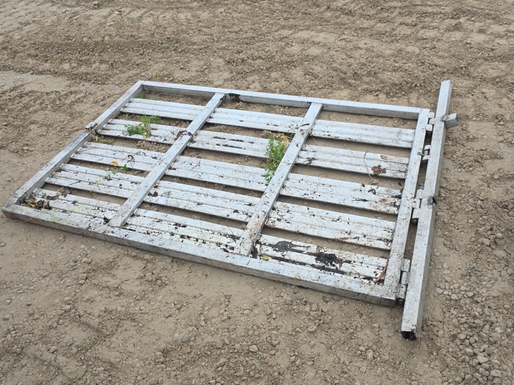 ALUMINUM DIVIDER FOR STOCK TRAILER