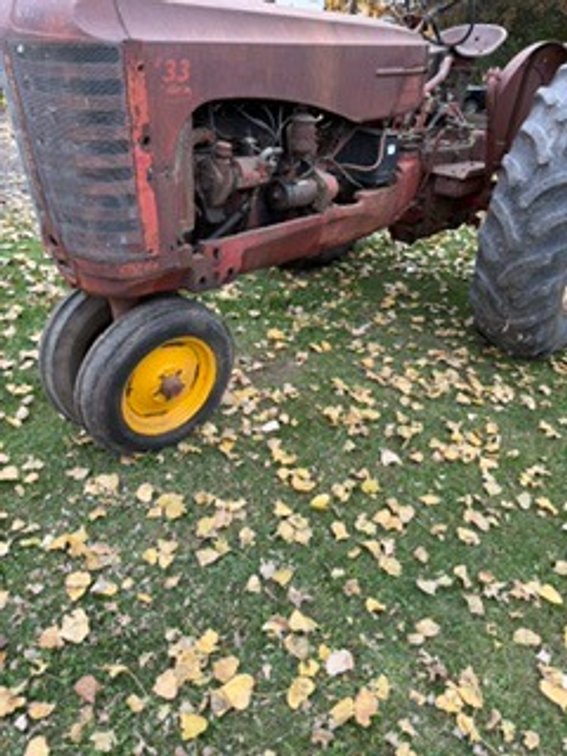 *OFFSITE * MASSEY HARRIS 33 NARROW FRONT TRACTOR - LOCATED NORTHFIELD MN
