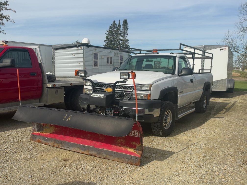 2005 CHEVY 2500 4X4 TRUCK W/8' HINKER SNOWPLOW - HAS TITLE