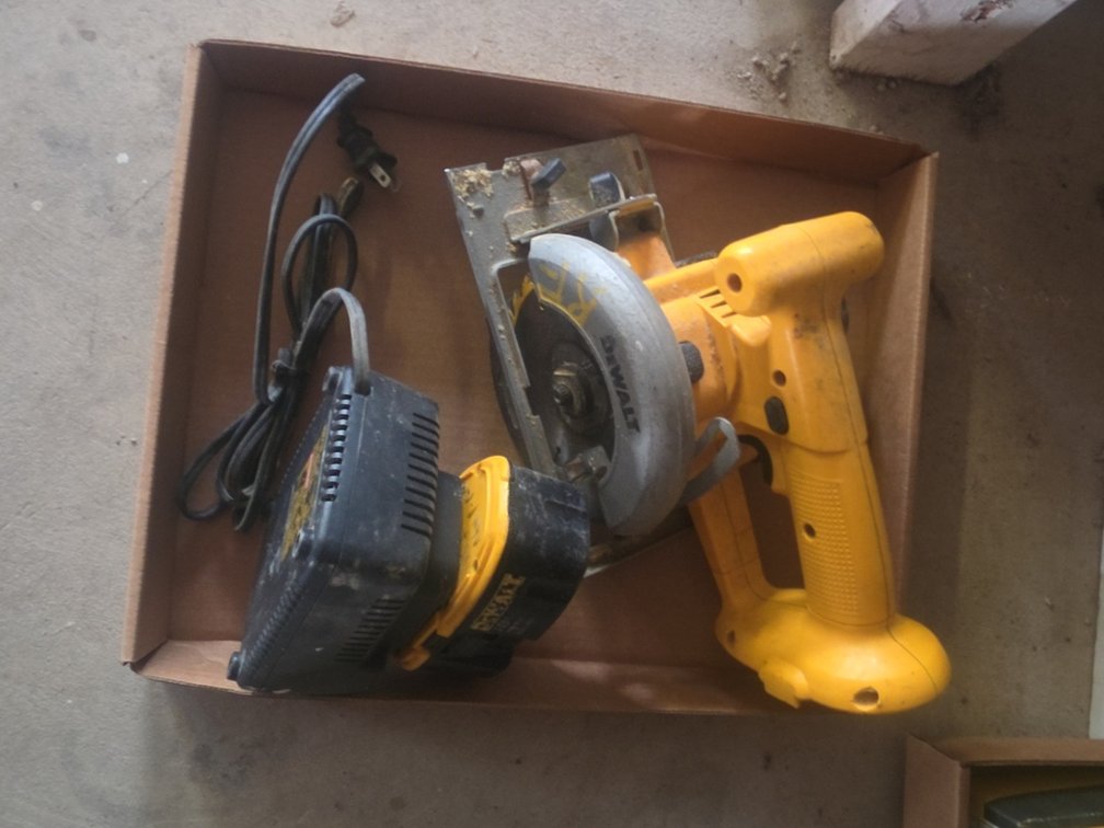 DEWALT CORDLESS SAW