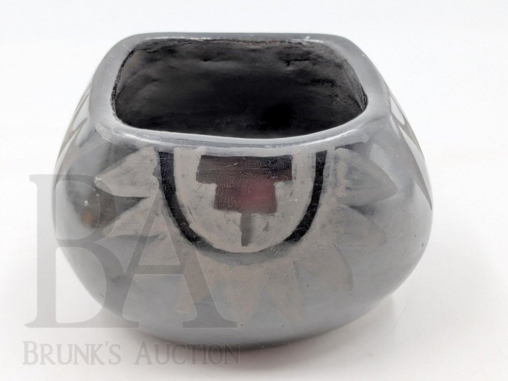 SANTA CLARA BLACKWARE POT