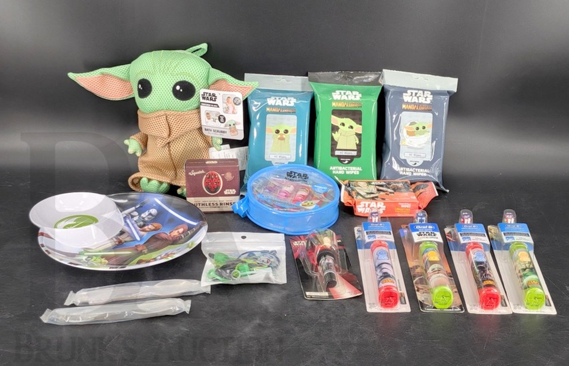 Star Wars Kids Bath, Hygiene, and Dining Set with Toothbrushes, Plates, Bath Scrubby, Wipes