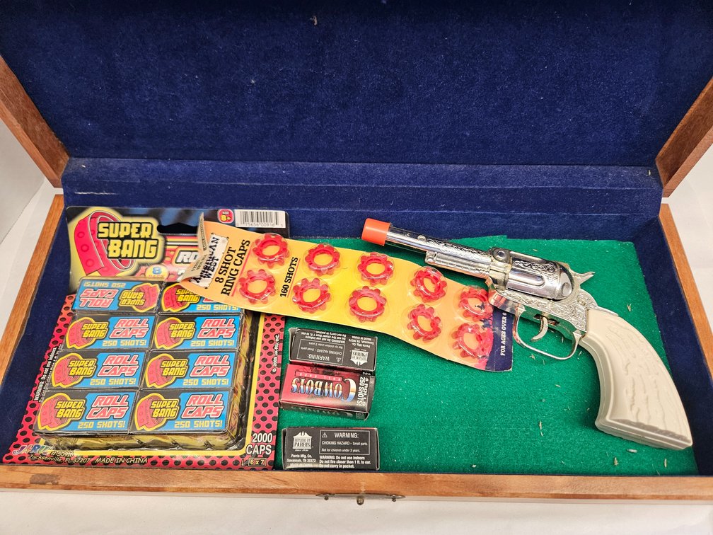 JA-RU Toy Revolver, Caps & Wooden Case