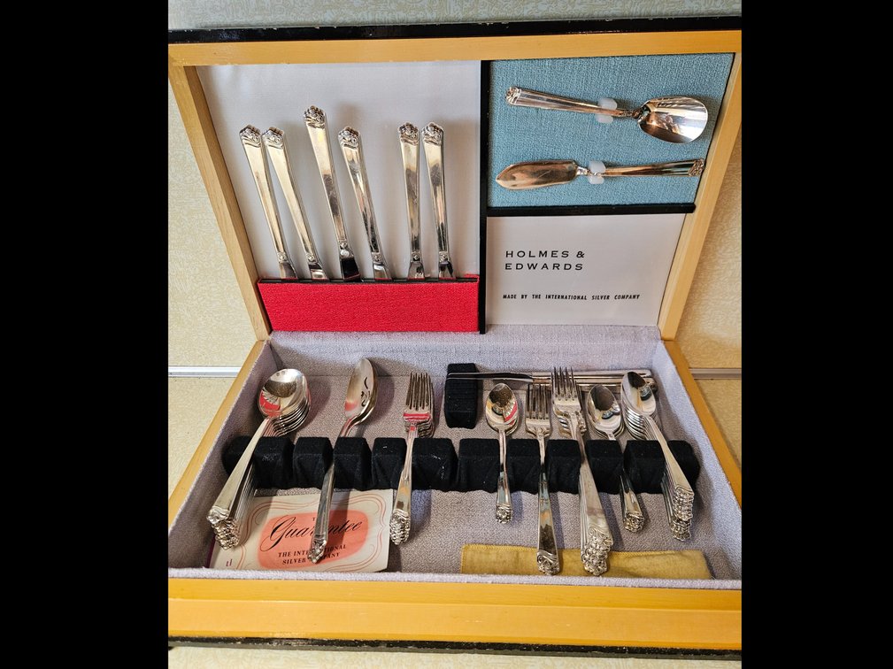 Holmes & Edwards 40-Piece Flatware Set in Chest