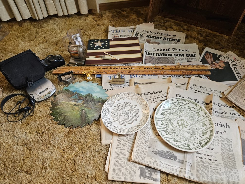 Vintage Collectibles, Ephemera & Knives Lot