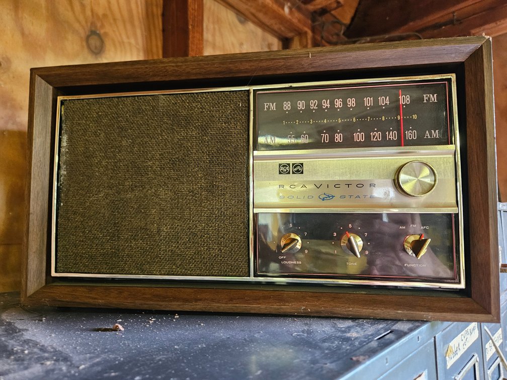 RCA Victor RHC33W Solid State AM/FM Tabletop Radio