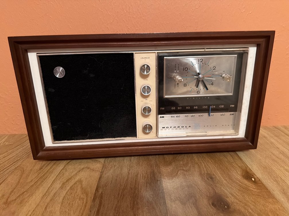 Motorola Solid State AM/FM Clock Radio in Wood Cabinet