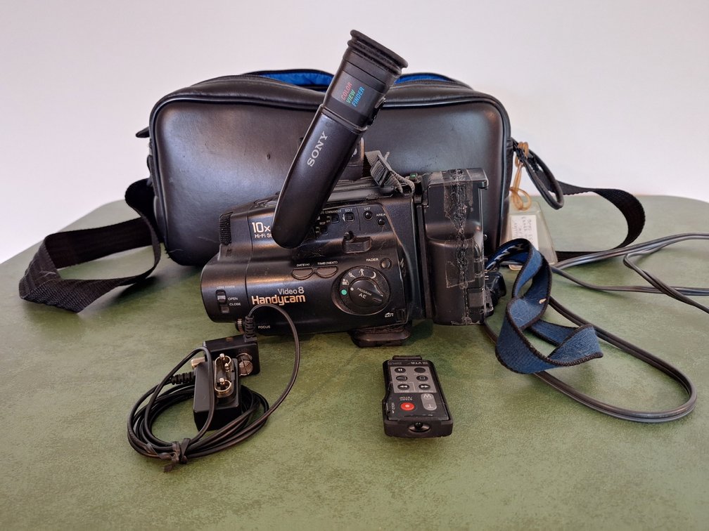 Sony CCD-TR65 Video 8 Handycam Camcorder with Case