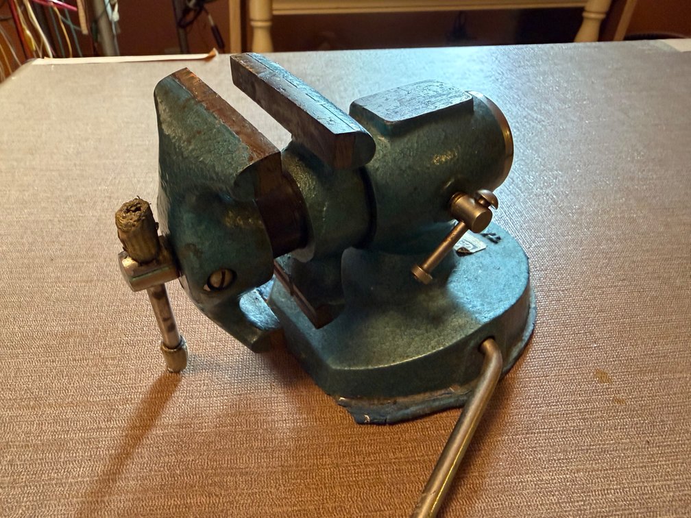 Hammered Finish Swivel Bench Vise with Anvil
