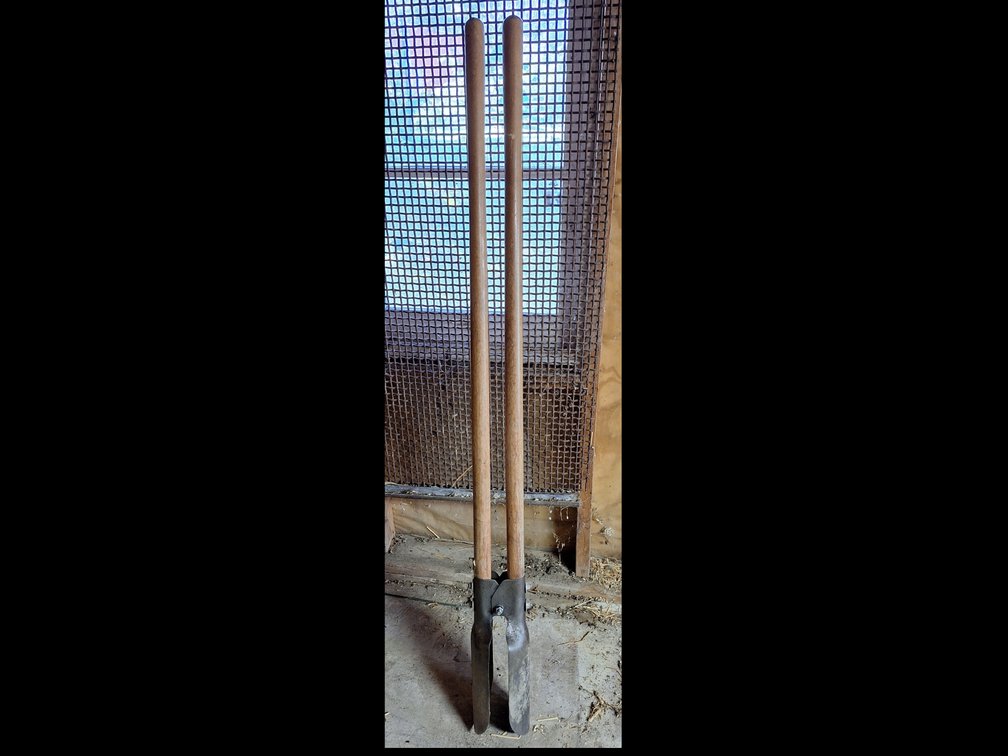 American Gardener Post Hole Digger with Wooden Handles