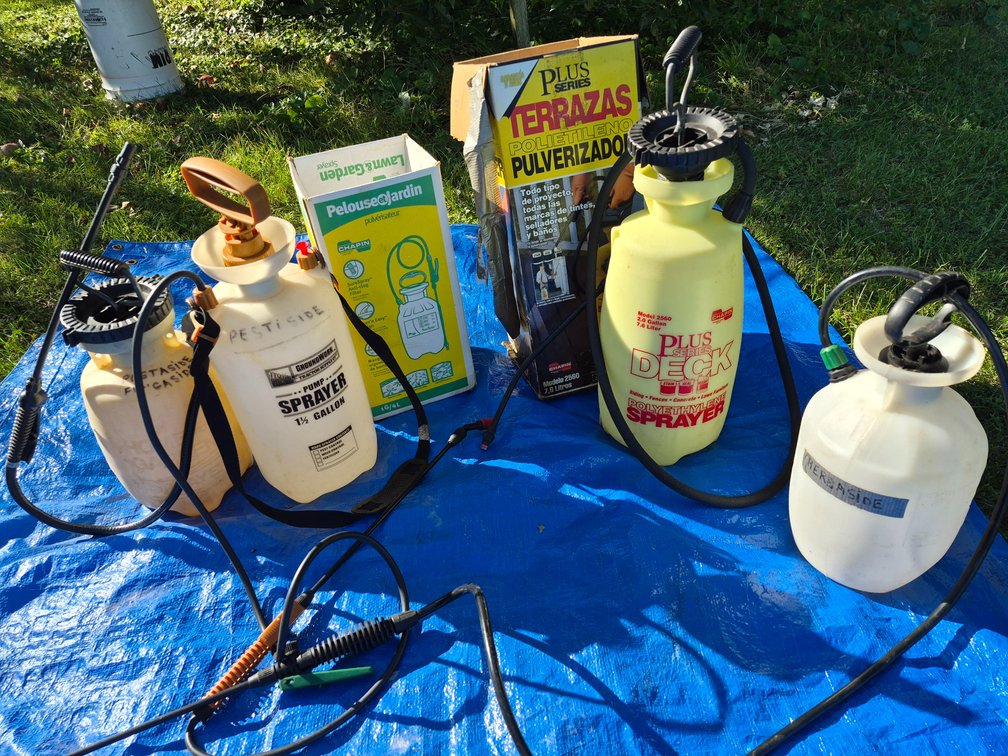 Handheld Manual Pump Garden and Deck Sprayers