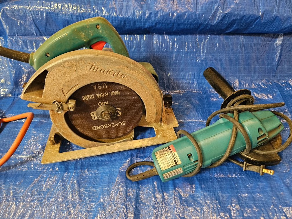 Makita 5007NBA 7-1/4" Circular Saw and N9514B 4" Disc Grinder